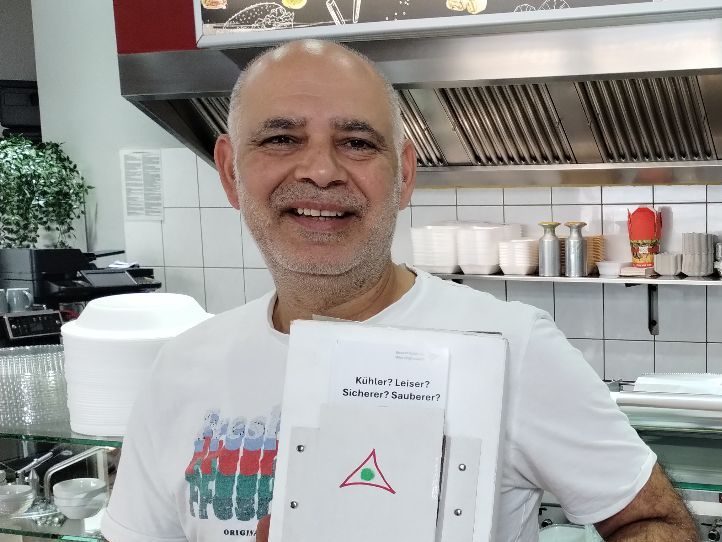 Bild zum Beitrag Erste Sammelbox für Fragebögen bei Zameer Hussain (PizzaFlash) aufgestellt